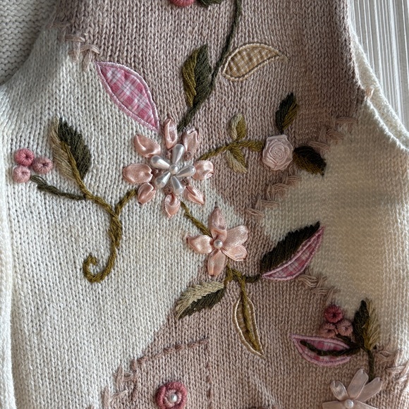 Floral Embroidered Knit Vest - Picture 8 of 10